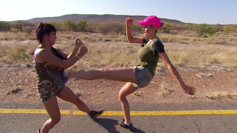 Mitten in der Wüste von Namibia tritt Jordan Carver (r.) Jinjin Harder in die Niere.
