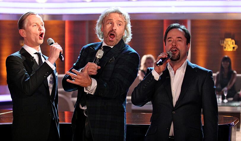 Showmaster Thomas Gottschalk singt mit dem Chansonnier Max Raabe und dem Schauspieler Jan Josef Liefers (re). am bei "Wetten, dass..?" 2011 in Halle.