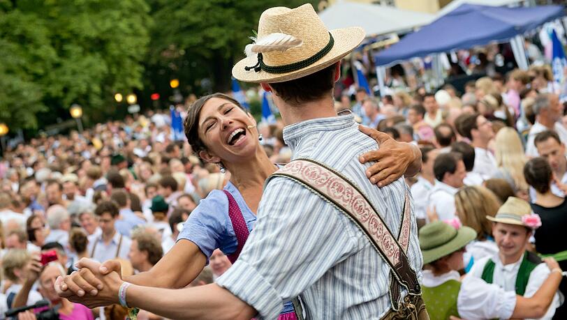 Der Kocherlball 2014 am Chinesischen Turm: So zünftig war's heuer - Die Bilder... Der Kocherlball 2014 am Chinesischen Turm: So zünftig war's heuer - Die Bilder...
