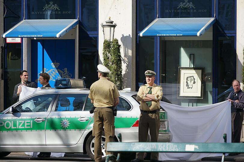 Die Polizei sperrte den Eingangsbereich des Bayerischen Hofs ab.
