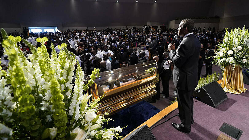 Pastor Dr. Remus Wright während einer Trauerfeier für George Floyd in Houston