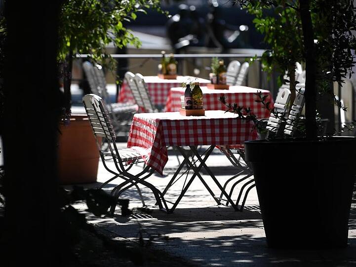 Leere Tische stehen vor einem Restaurant in Berlin. Die Corona-Krise sorgt weiter für Einbußen in der Gastronomie.