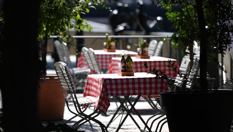 Leere Tische stehen vor einem Restaurant in Berlin. Die Corona-Krise sorgt weiter für Einbußen in der Gastronomie. Leere Tische stehen vor einem Restaurant in Berlin. Die Corona-Krise sorgt weiter für Einbußen in der Gastronomie.