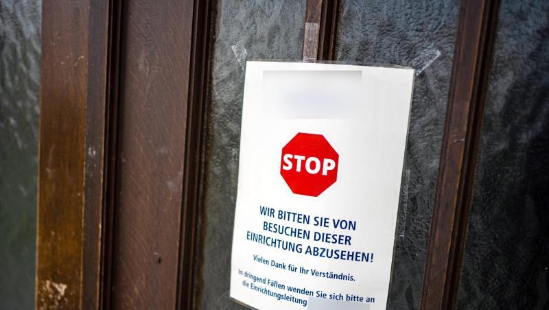 An einer Zugangstür zu einem Würzburger Seniorenheim ist ein Schild angebracht, das von Besuchen abrät. Foto: Nicolas Armer/dpa/Archivbild An einer Zugangstür zu einem Würzburger Seniorenheim ist ein Schild angebracht, das von Besuchen abrät. Foto: Nicolas Armer/dpa/Archivbild