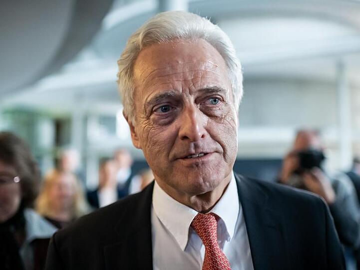 Peter Ramsauer kommt zur Sitzung des Untersuchungsausschusses im Bundestag.
