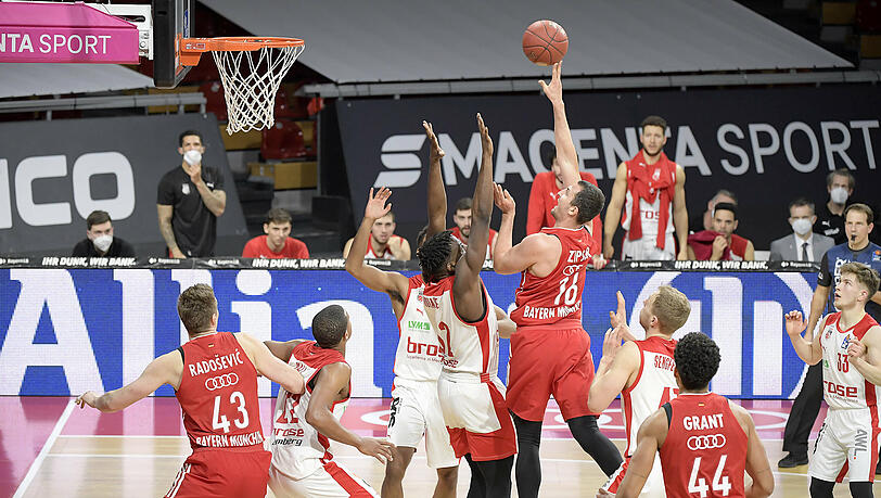 Bayerns Basketballer gewinnen gegen Bamberg.