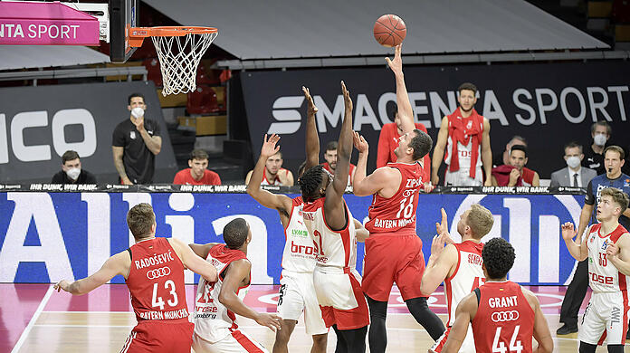 Bayerns Basketballer gewinnen gegen Bamberg.