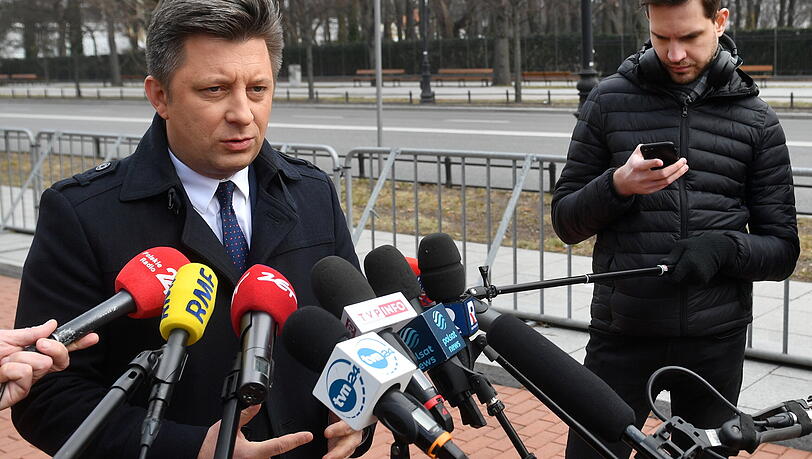 Michal Dworczyk, Leiter des Büros des polnischen Premierministers Morawiecki, bei einer Pressekonferenz. Die Regierungschefs von Polen, Tschechien und Slowenien wollen am heutigen Dienstag zu einem Treffen mit dem ukrainischen Präsidenten Selenskyj nach Kiew reisen.