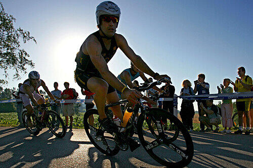 Auch beim Radrennen während des Triathlons in Roth gelten die Vorschriften der Straßenverkehrsordnung: Das bringt einen Sportler jetzt in Bedrängnis.