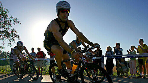 Auch beim Radrennen während des Triathlons in Roth gelten die Vorschriften der Straßenverkehrsordnung: Das bringt einen Sportler jetzt in Bedrängnis. Auch beim Radrennen während des Triathlons in Roth gelten die Vorschriften der Straßenverkehrsordnung: Das bringt einen Sportler jetzt in Bedrängnis.