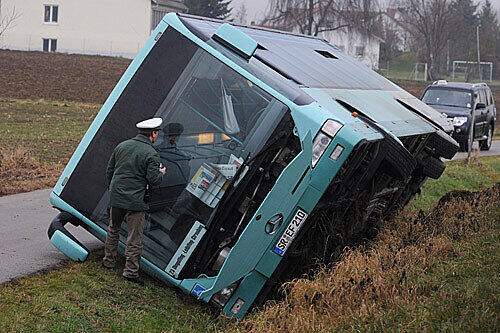 Am Freitagmorgen rutschte ein Schulbus von der Straße - der zweite Fall in zwei Tagen.