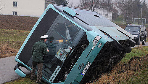 Am Freitagmorgen rutschte ein Schulbus von der Straße - der zweite Fall in zwei Tagen. Am Freitagmorgen rutschte ein Schulbus von der Straße - der zweite Fall in zwei Tagen.