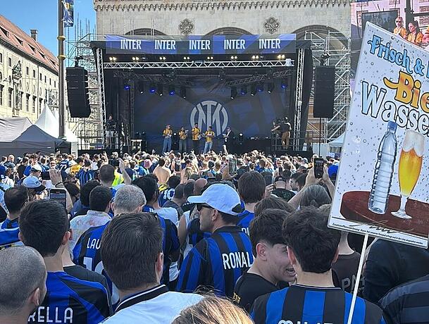 Allerbester Stimmung in der Inter-Fanzone am Odeonsplatz. Allerbester Stimmung in der Inter-Fanzone am Odeonsplatz.