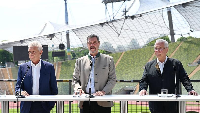 Wie umgehen mit diesen Herren und ihrer Olympia-Begeisterung? Dieter Reiter, Markus Söder und Joachim Herrmann bei der Präsentation der Münchner Bewerbung im Olympiastadion.
