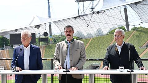 Wie umgehen mit diesen Herren und ihrer Olympia-Begeisterung? Dieter Reiter, Markus Söder und Joachim Herrmann bei der Präsentation der Münchner Bewerbung im Olympiastadion.