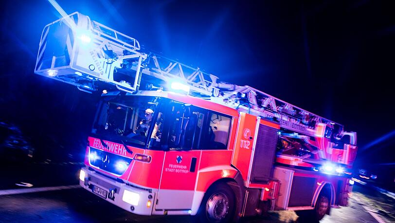 Feuerwehrleute l&ouml;schten in der Nacht den Brand. (Symbolbild)
