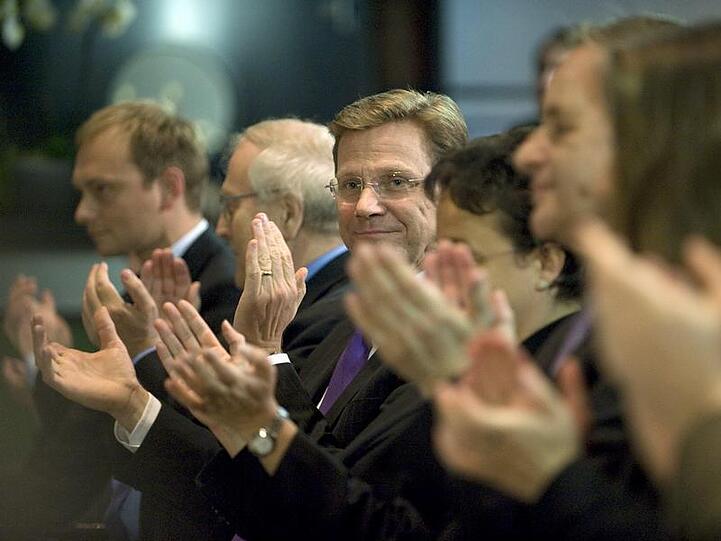 Guido Westerwelle (Mitte) sucht nach Lösungen
