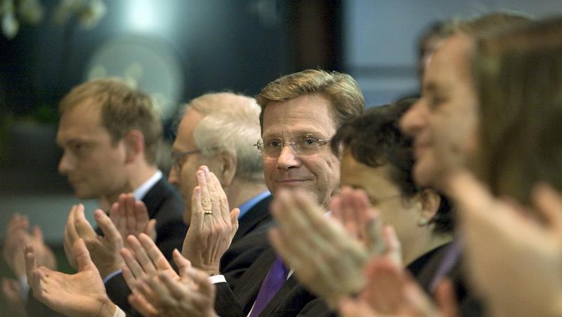 Guido Westerwelle (Mitte) sucht nach Lösungen Guido Westerwelle (Mitte) sucht nach Lösungen