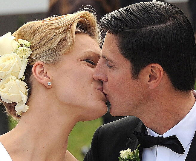 Endlich: Maria und Marcus küssen sich vor der Kirche.