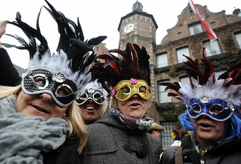 Helau in Düsseldorf! Verkleidete Narren und Närrinen feiern den Karnevalsauftakt.