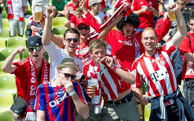 Hier feiern die Bayern-Fans unsere Stadt in den Ausnahmezustand! Die Bilder aus der Fußball-Stadt!