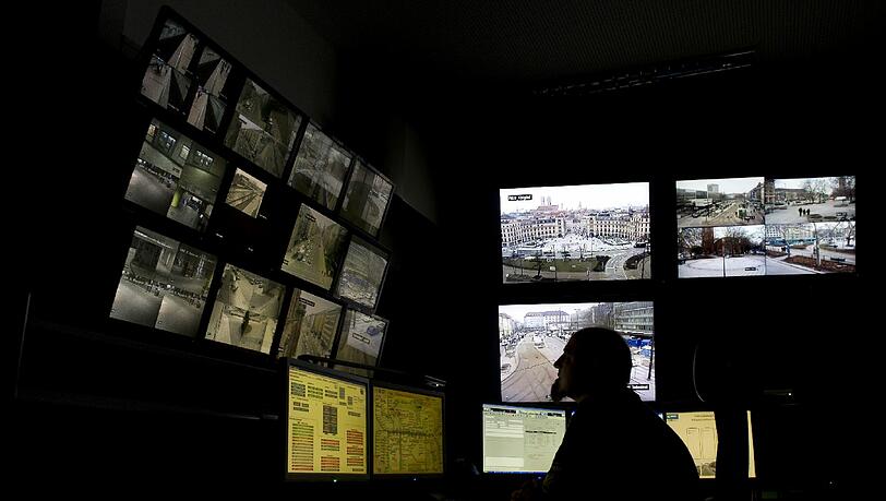 Hat er bald noch mehr im Blick? Ein Beamter sitzt im Polizeipräsidium in der Videoüberwachungszentrale vor mehreren Monitoren. Hat er bald noch mehr im Blick? Ein Beamter sitzt im Polizeipräsidium in der Videoüberwachungszentrale vor mehreren Monitoren.