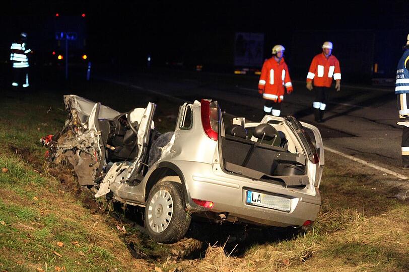 Bilder des Verkehrunfalls auf der B388, Höhe Trauperting im LKR Rottal.