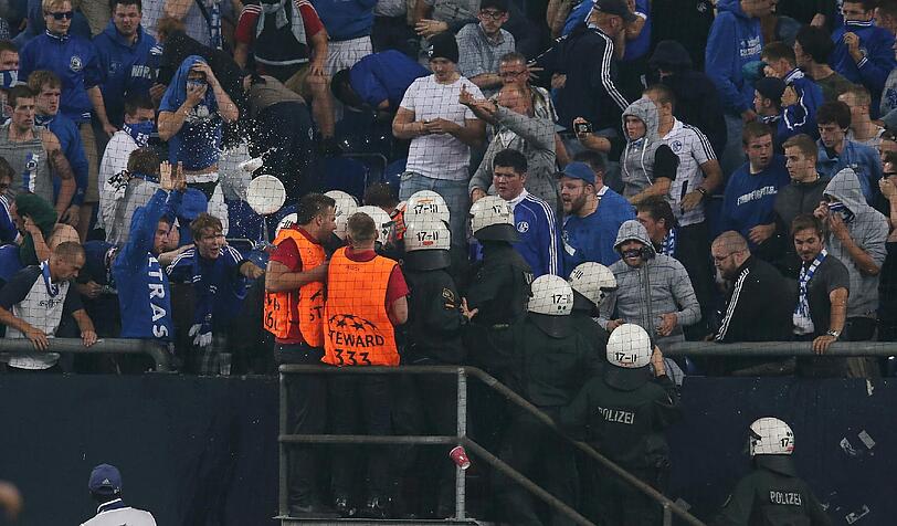 Polizei stürmt den Fanblock: Die Bilder vom Schalke-Spiel gegen Saloniki
