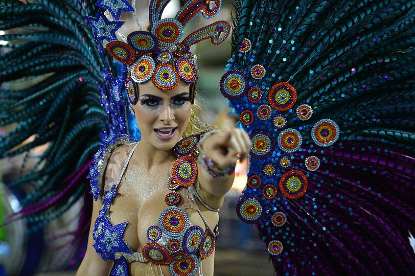 In Rio ging es in der Nacht zum Montag auf dem Straßenkarneval heiß her. Die brasilianischen Schönheiten zeigten zum Karneval-Höhepunkt viel nackte Haut und sexy Kurven.