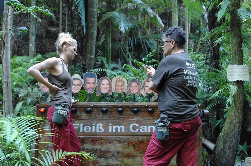 Sie müssen anhand von Pappfiguren alle Camper in den drei Kategorien Fleiß, Bekanntheit und Attraktivität sortieren. Nur wenn ihre Einschätzungen hundertprozentig mit dem Ranking der anderen Camper übereinstimmen, ist ihnen die Schatztruhe sicher.