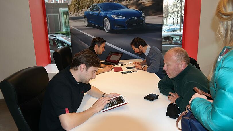 Auf dem iPad füllen Tesla-Mitarbeiter die Vorbestellung aus, dann sind 1.000 Euro fällig. Und das für eine Auto, das erst ab Ende nächsten Jahres gebaut wird.