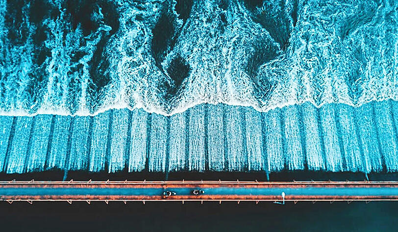 Eine Brücke, zwei Roller und ganz viel Wasser: So einfach ist das Rezept des Bildes von "Dronestagram"-Nutzer Tominspires bei Chiang Mai im Norden Thailands.