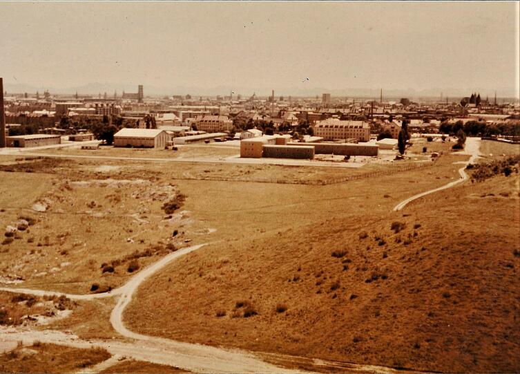1968: Kurz vor dem Bau des Ackermannbogens: der Blick runter vom Schuttberg auf die Waldmann- und Stettenkaserne.
