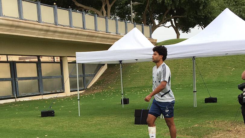 Verlässt bandagiert den Trainingsplatz: Gnabry.