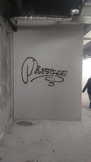Schön ist anders: Nicht nur, dass dieser Schriftzug auf einer frischen Wand prangt, er ist noch nicht einmal besonders gelungen.