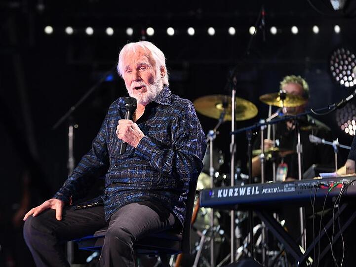 US-Country-Star Kenny Rogers wird derzeit wegen Dehydrierung behandelt.