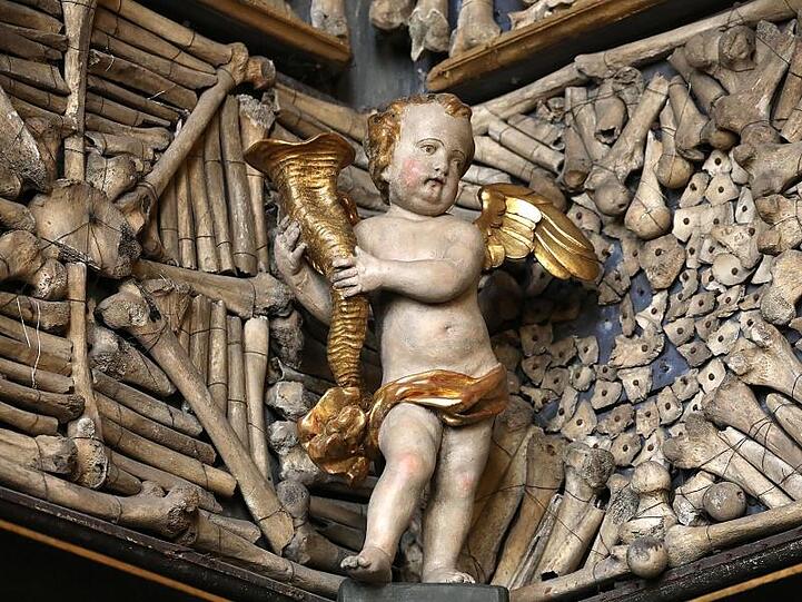 Überbordend: Ein Putto mit Füllhorn.