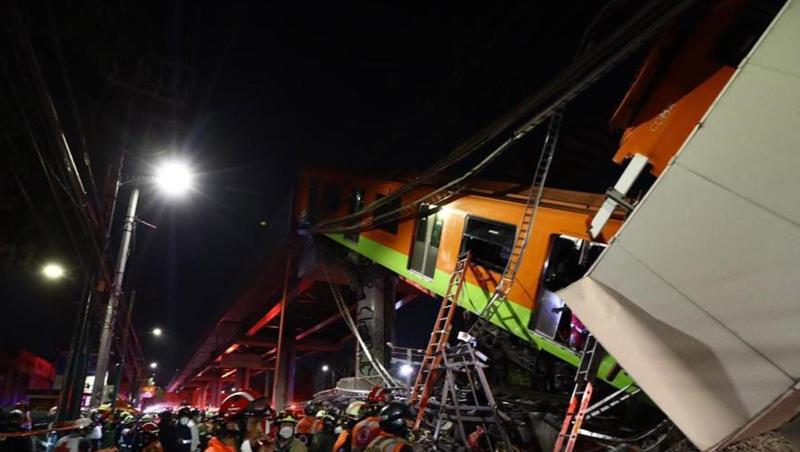 Rettungskräfte sind an der Unfallstelle in Mexikos Hauptstadt im Einsatz.