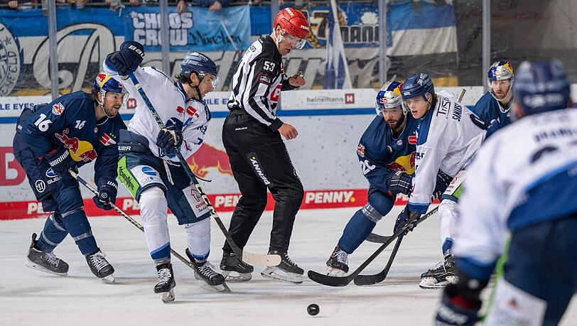 Der EHC München gewinnt gegen die  Straubing Tigers im Penaltyschießen.