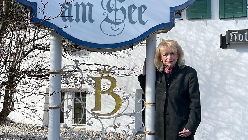 In Arbeitskleidung und mit Namensschild: Diana Stein heute vor dem Hotel Bachmair. In Arbeitskleidung und mit Namensschild: Diana Stein heute vor dem Hotel Bachmair.