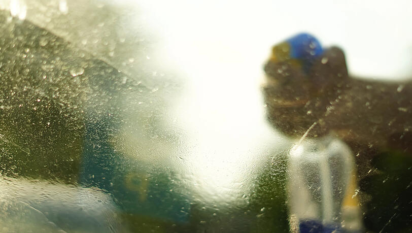 Saharastaub hinterl&auml;sst einen unsch&ouml;nen Film auf den Fenstern &ndash; bei der Reinigung ist aber Obacht geboten. (Symbolbild)