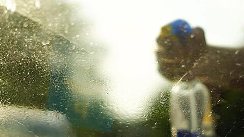 Saharastaub hinterl&auml;sst einen unsch&ouml;nen Film auf den Fenstern &ndash; bei der Reinigung ist aber Obacht geboten. (Symbolbild)