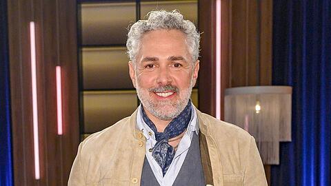 Roland Trettl f&uuml;hrt seit 2018 durch die VOX-Sendung "First Dates" - und es soll flei&szlig;ig weitergehen.