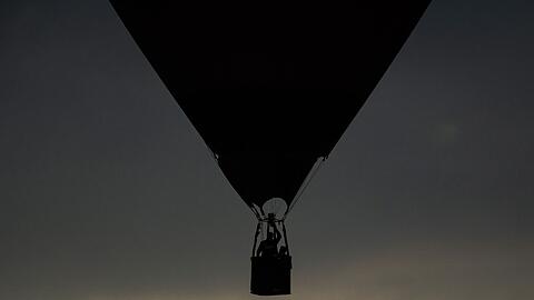 Der Ballon wurde in eine Stromleitung getrieben. (Symbolbild)