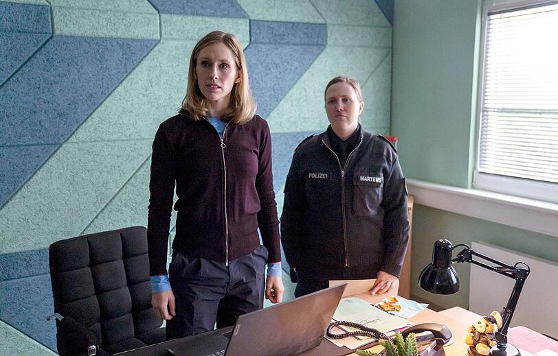 Ellen Norgaard (Rikke Lylloff, links) und Dorit Martens (Jan Julia Roth) ermitteln in einem Mordfall.
