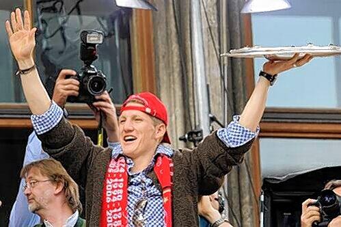 Jubel mit der Meisterschale: Bastian Schweinsteiger.