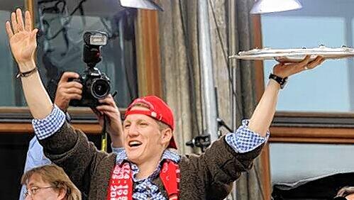 Jubel mit der Meisterschale: Bastian Schweinsteiger. Jubel mit der Meisterschale: Bastian Schweinsteiger.