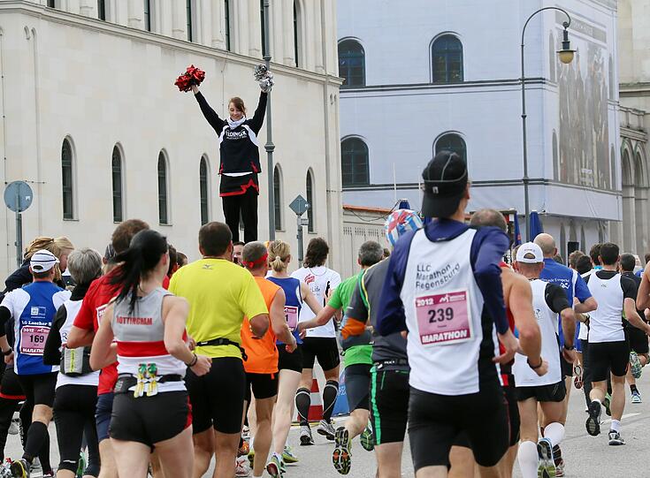 Bunte Kostüme, Kinder feuern ihre Eltern an, viel Schweiß und gute Laune: Die Bilder vom München Marathon 2012