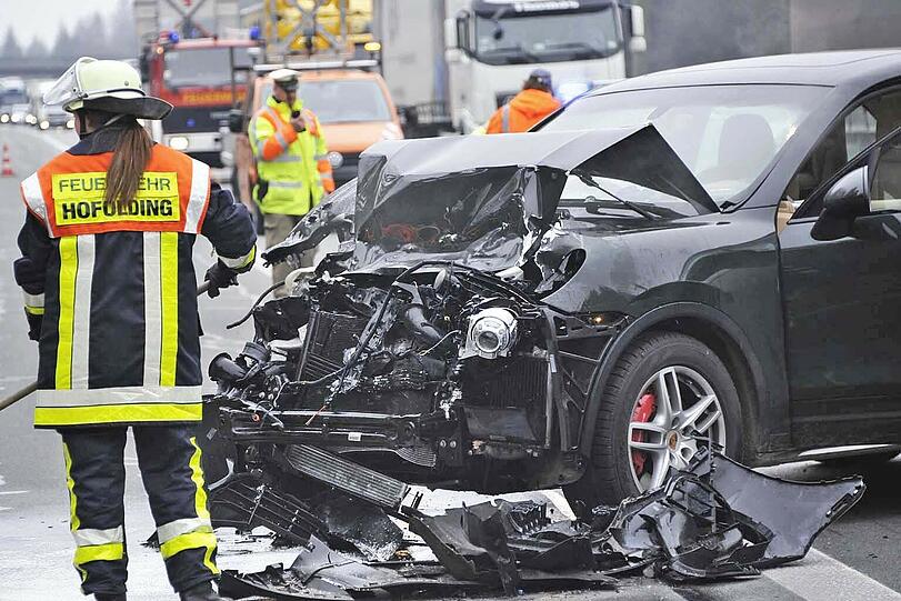 Serienunfall am Brunnthaldreieck: Viel Blechschaden und vier Verletzte.