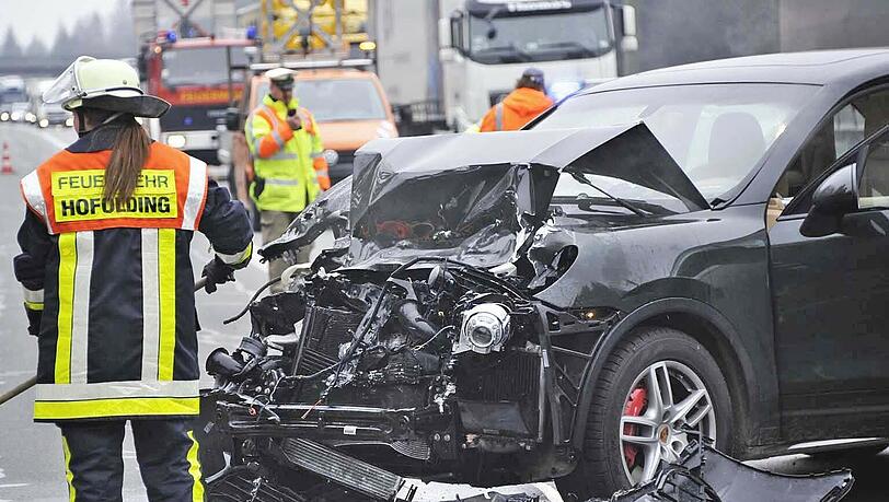 Serienunfall am Brunnthaldreieck: Viel Blechschaden und vier Verletzte.